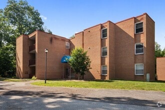 Building Photo - 3 bed/2 bath. Close to Campus. Pet Friendly.