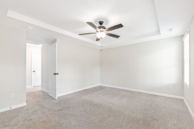 Building Photo - Nearly New 3 Bedroom home minutes to downt...