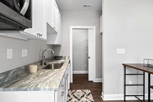 Building Photo - 1013 B St