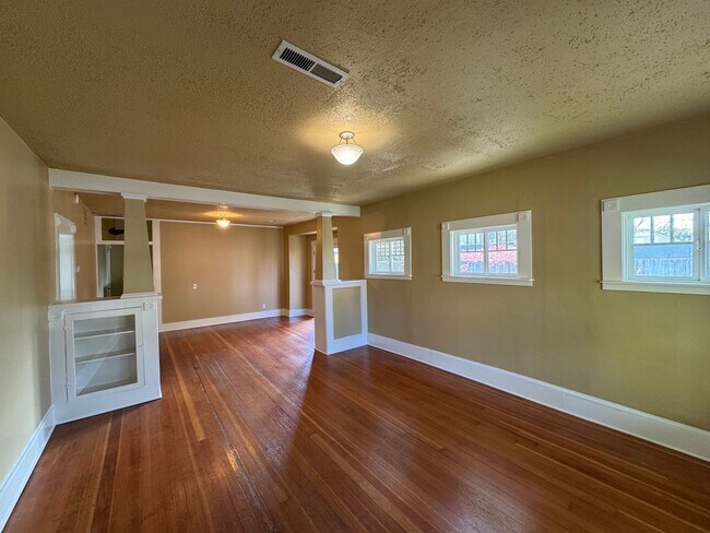 Building Photo - 2 Bedroom House in Southeast Eugene: Near UO Campus