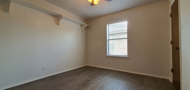 Building Photo - 2922 N Oakes St