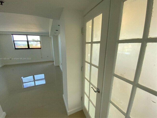Building Photo - 801 N Venetian Dr