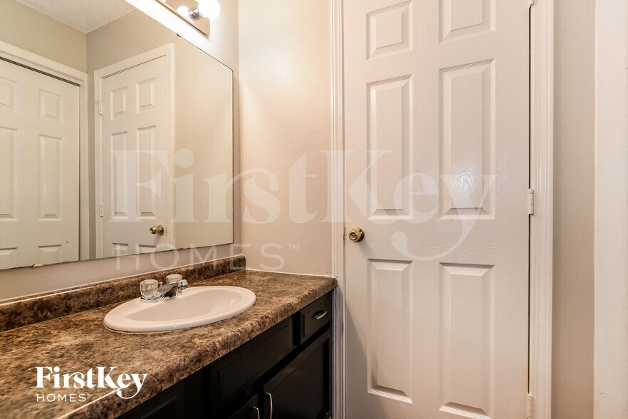 Building Photo - 2529 N Parker Ave