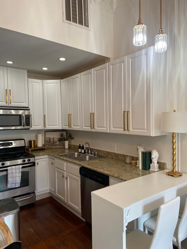 Building Photo - 2033 Coliseum St