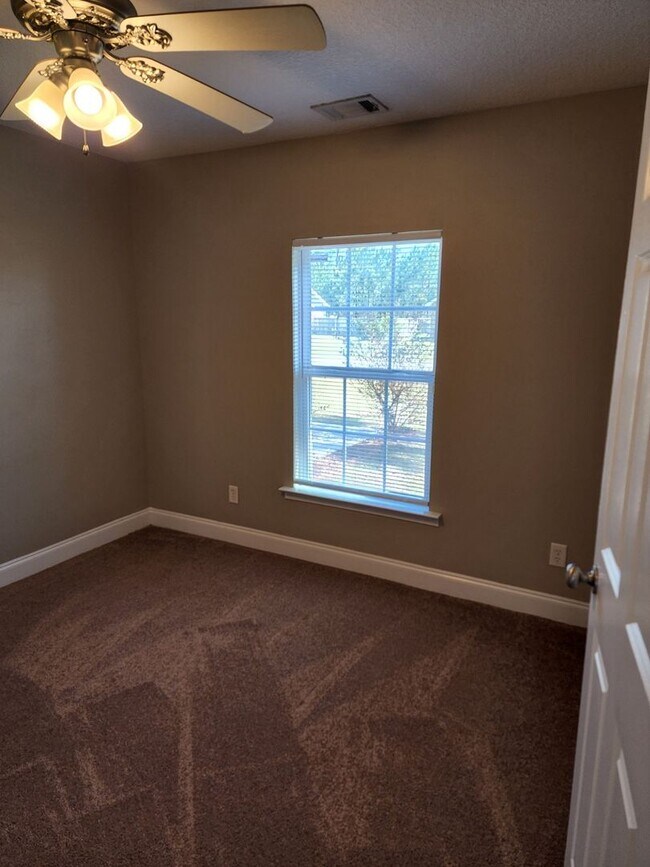 Building Photo - 114 Miller St NE