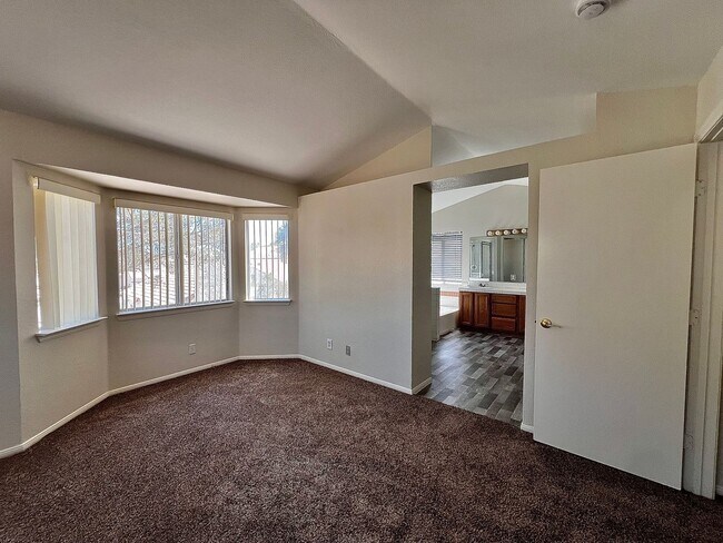 Building Photo - LARGE DESERT SHORES HOME, 4 BD 2.5 BATH, VAULTED CEILINGS, INCREDIBLE VALUE