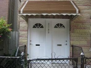Building Photo - Charming 2-Bed Hardwood Haven in Chicago's Vibrant West Side!