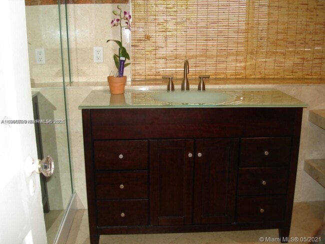 Building Photo - 329 W 28th St