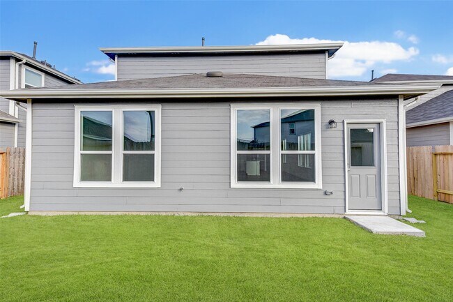 Building Photo - 25821 Hedgerow Dr