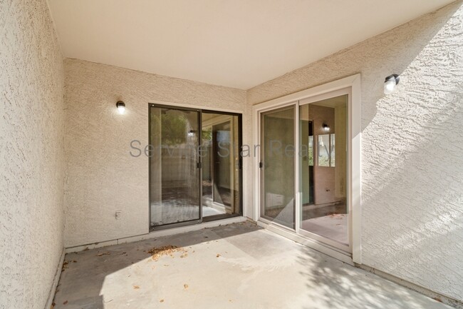 Building Photo - 921 S Val Vista Dr