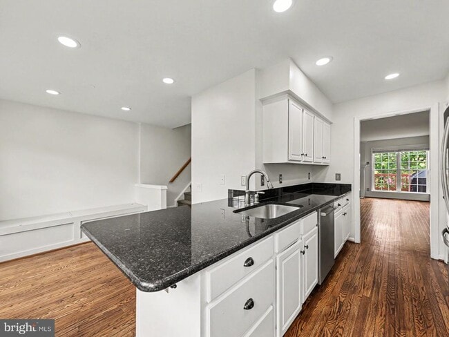 Building Photo - 11527 Bertram St