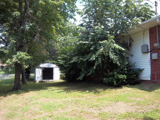 Building Photo - 105 Lealand Dr