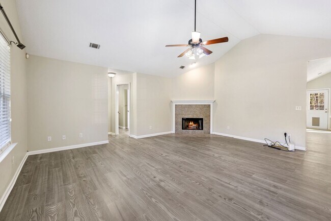 Building Photo - No HOA! Large Lot!