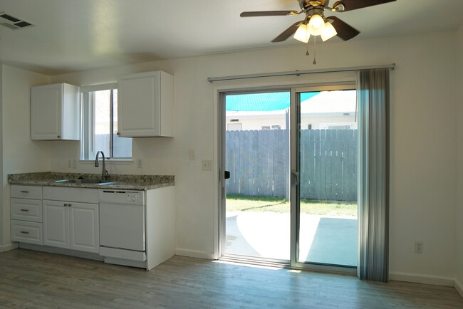 Building Photo - 52790 Avenida Navarro