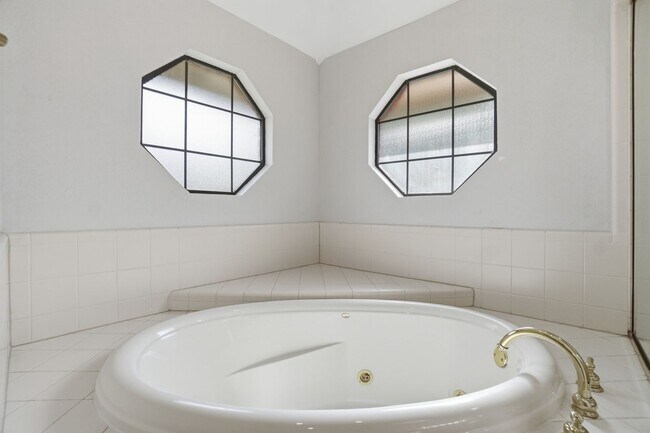 Building Photo - Beautiful & Newly Renovated 3 Bed & 2 Bath House in Heritage Hills with Private Pool