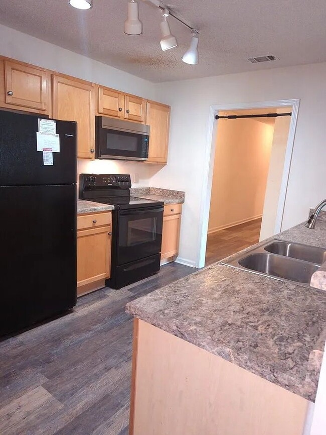 Building Photo - Single Room w/ Private Bathroom in Hart's Cove