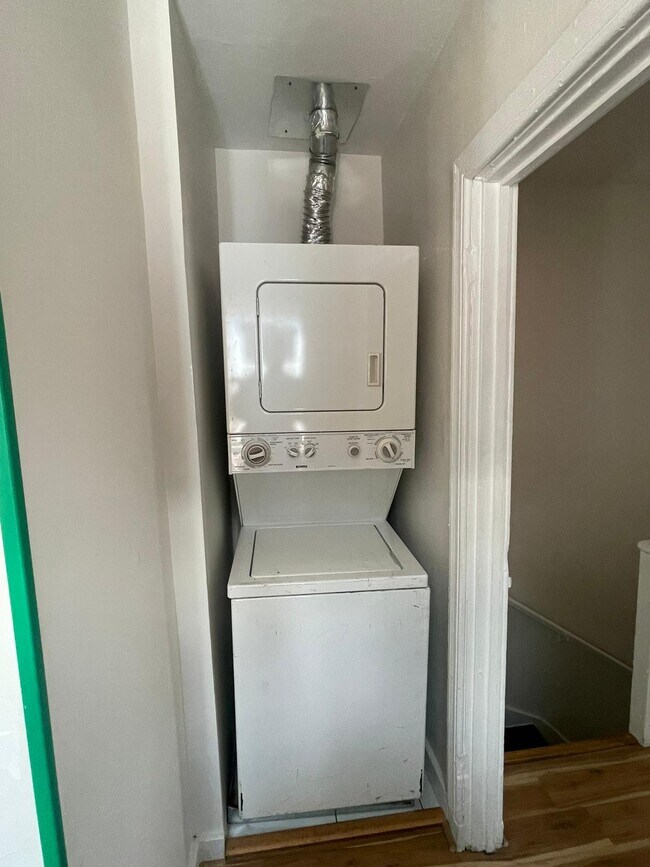 Washer dryer combo - 307 S Baylis St