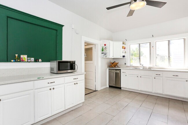 Building Photo - 230 N Bonnie Brae St