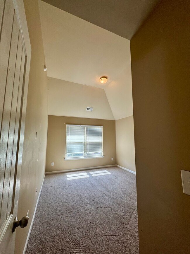 Building Photo - This beautiful 4-bedroom, 2.5-bath home Move-in ready and is waiting for you!