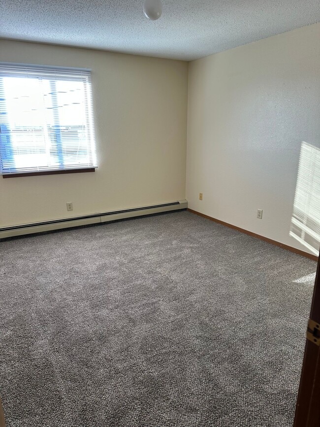 Building Photo - 3 Bedroom Apartment
