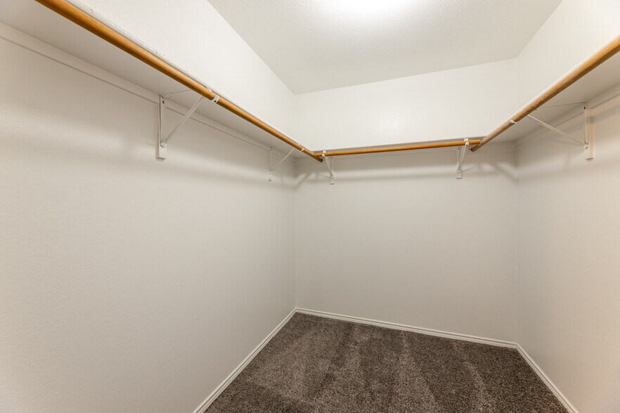 Building Photo - 1679 Chesterwood Dr