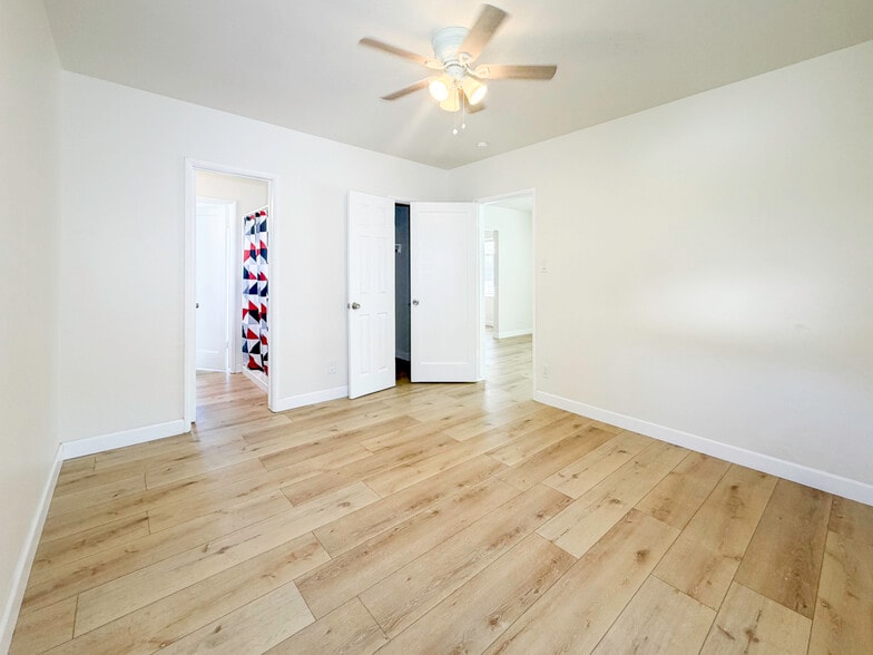 (A) Bedroom - 1722 E Victoria Ave