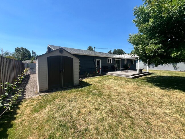 Building Photo - 3 Bedroom, 1 bath House in NW Corvallis of off Circle Blvd