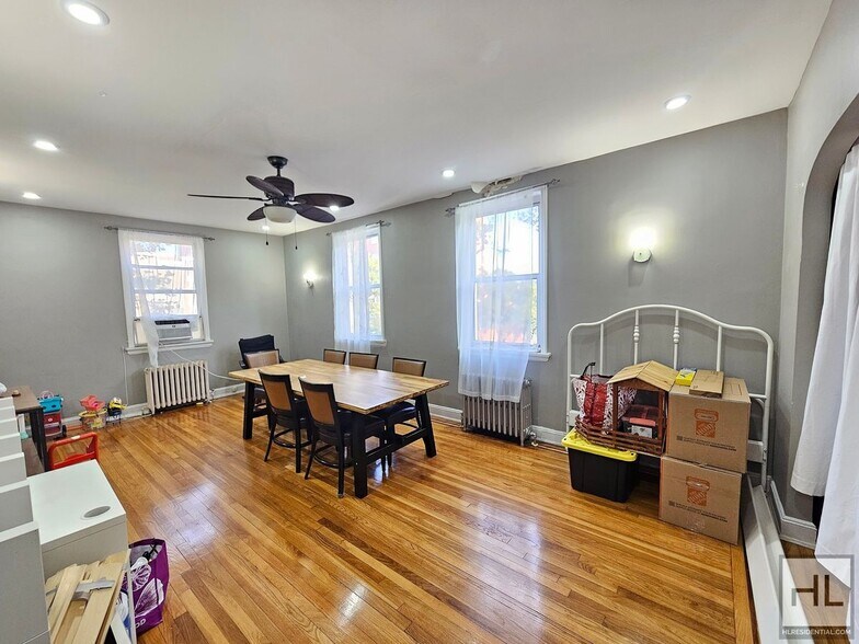 Primary Photo - 44 AVENUE