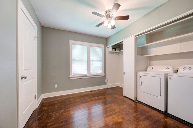 Building Photo - Super Cute Brick Home in Uptown OKC!