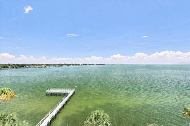 Building Photo - 7200 Sunshine Skyway Ln S