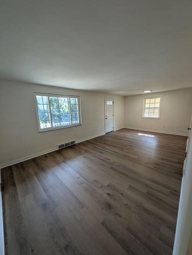 Building Photo - Newly Renovated 2Bd/2Bath Home with Bonus Room -- Available NOW!
