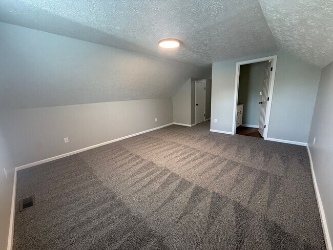 Building Photo - 449 Woodview Dr