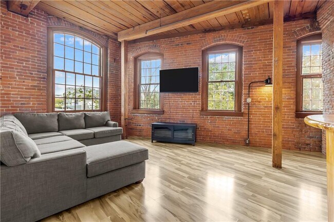 Building Photo - 555 S Water St
