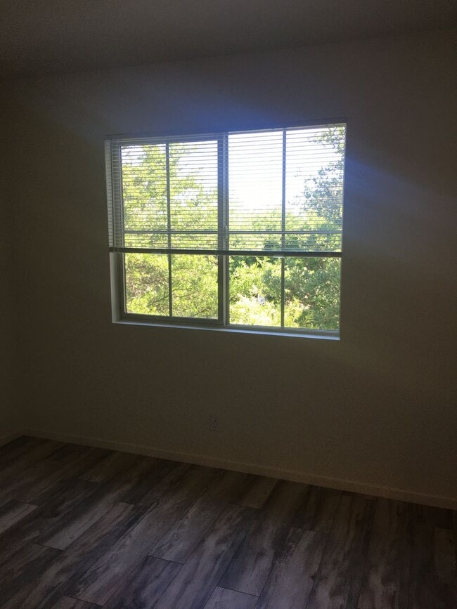 Building Photo - Three Bedroom Townhouse Style Apartment wi...