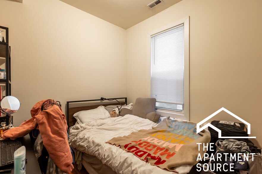 Building Photo - 1314 W Roscoe St