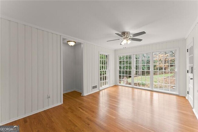 Building Photo - 4540 Club Valley Dr NE