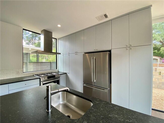 Building Photo - 1905 Riverview St