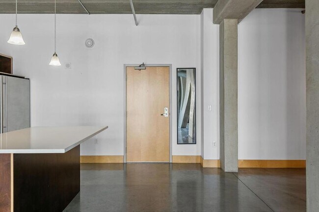 Building Photo - 345 N 6th Ave
