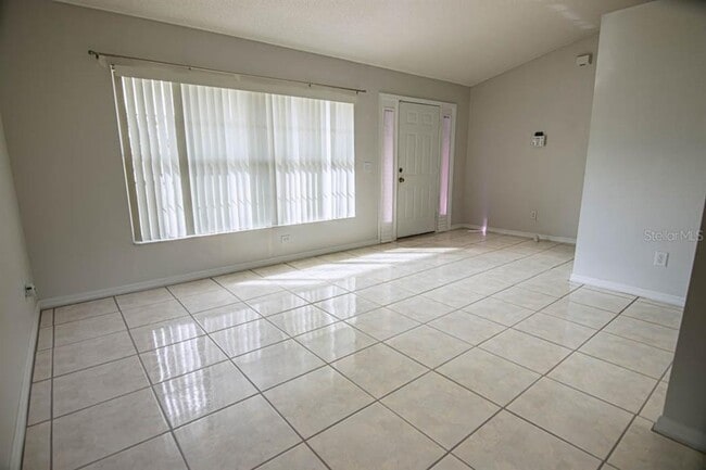 Building Photo - 233 E Gardenia Dr