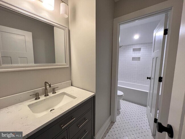 Building Photo - 210 Point Ln