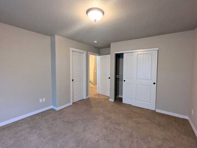 Building Photo - Gorgeous 3x2 townhouse, single-car garage,...