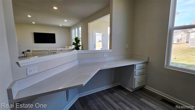 Building Photo - 2720 Tulip Wy