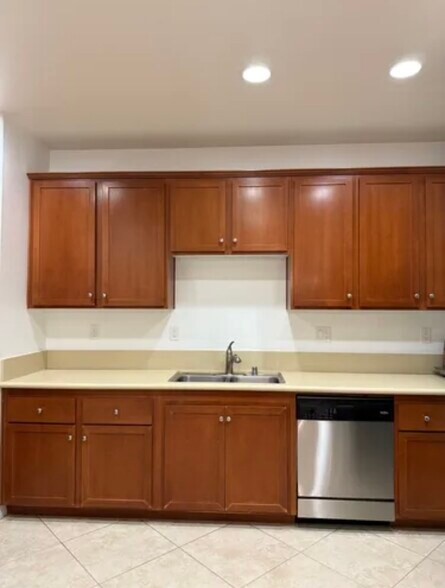 Kitchen - 28063 Catherine Dr