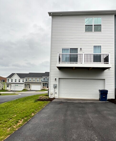 Building Photo - 2027 Coneflower Ln