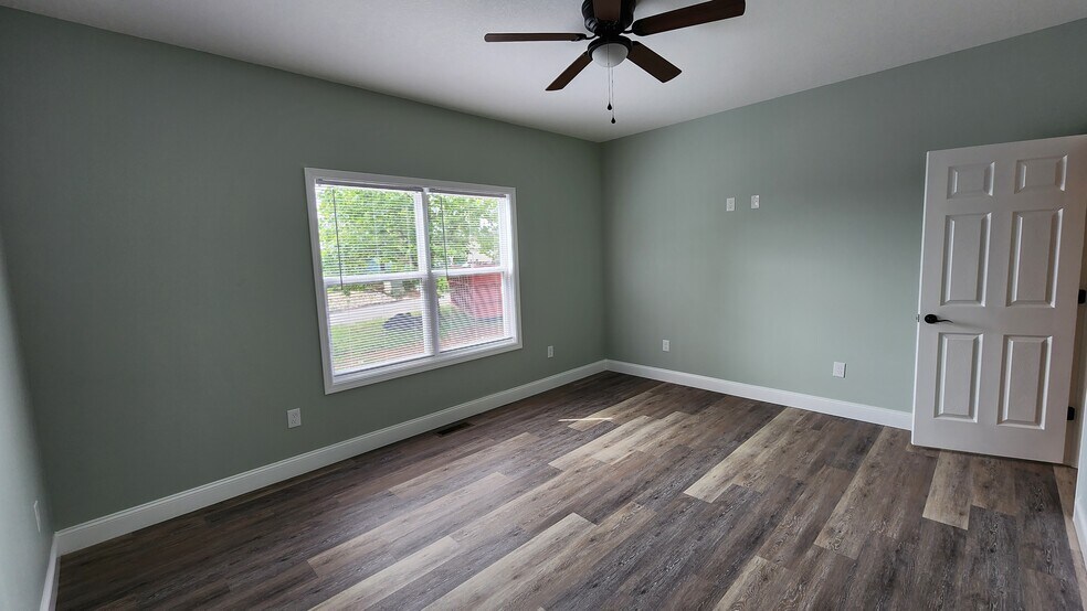 Building Photo - 829 River Cliff Dr