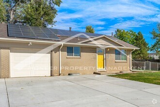 Building Photo - Newly Renovated Half-Duplex with Huge Fenc...