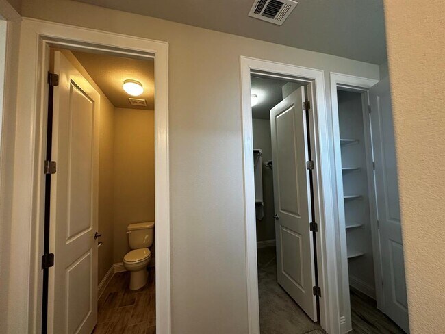 Building Photo - 109 Riverhill Dr