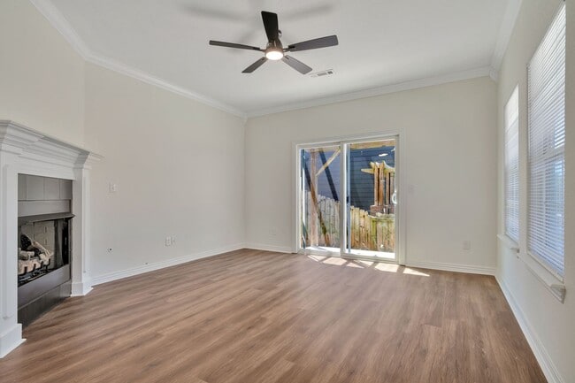 Building Photo - 4 Bed 3 Bath Townhome located close to University!