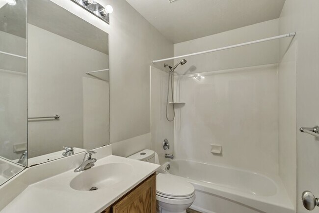 Building Photo - 6924 Chippewa Dr