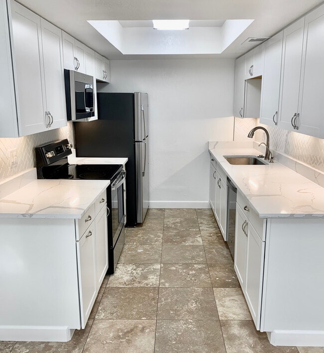 Building Photo - 8546 E Bellview St